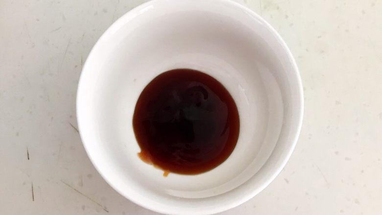 麻辣牛肚,调制碗汁:在碗里加入<a style='color:red;display:inline-block;' href='/shicai/ 762'>老抽</a>