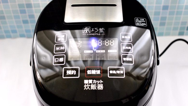 香菇虾仁酿鹌鹑蛋,盖上盖子启动“营养蒸“键,蒸10分钟,断电后焖5分钟。