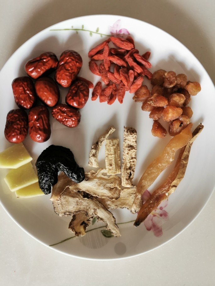 客家娘酒乌鸡汤-补血养颜,各种药材备好洗干净,<a style='color:red;display:inline-block;' href='/shicai/ 2470'>红枣</a>去核。