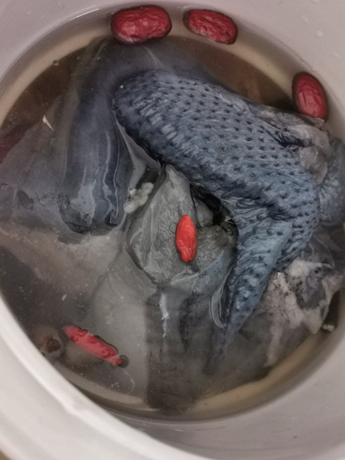 客家娘酒乌鸡汤-补血养颜,全部食材放炖盅里,加两饭碗纯净水