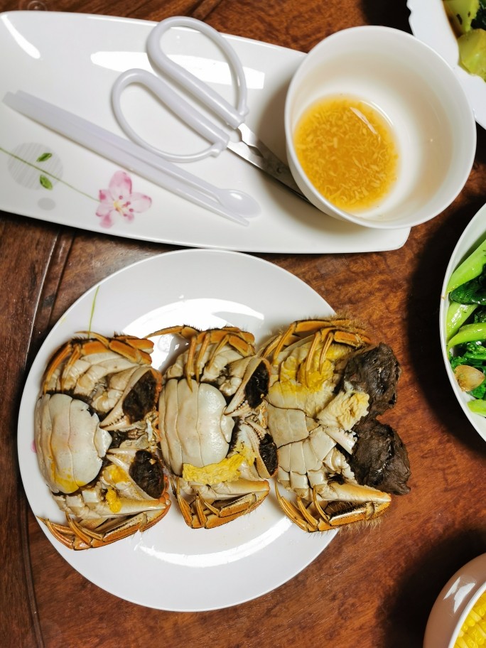 紫苏蒸太湖大闸蟹,可以配着食用:姜醋、<a style='color:red;display:inline-block;' href='/shicai/ 894'>黄酒</a>、姜茶。