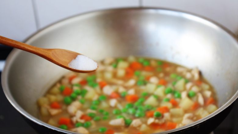 咖喱土豆胡萝卜鸡丁饭,放入适量的盐调味。