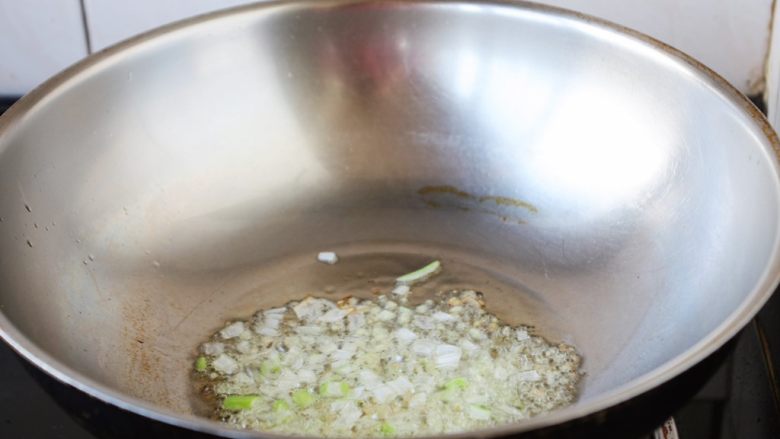 咖喱土豆胡萝卜鸡丁饭,热锅凉油,放入葱花,炒出香味。