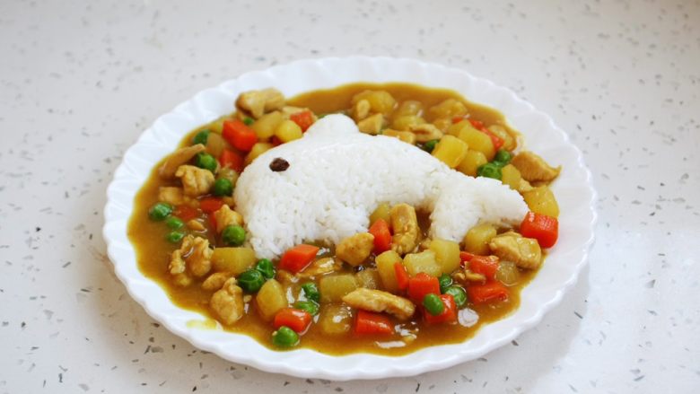 咖喱土豆胡萝卜鸡丁饭,轻轻拿下去小海豚模具,用海苔剪一只小海豚的眼睛,粘贴在米饭上就可以啦。