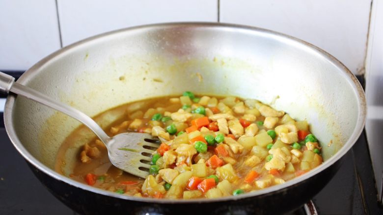 咖喱土豆胡萝卜鸡丁饭,放入咖喱块后,用中小火将咖喱块煮至融化即可。
煮的时候要用铲子轻轻翻动,不然会粘锅。
