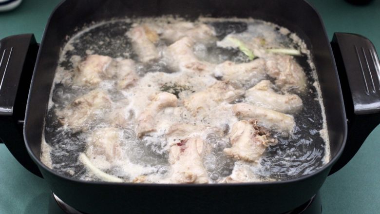 香辣土豆双椒鸡脖,继续用大火煮5分钟后,捞出过冷水洗净后,沥干水分备用。