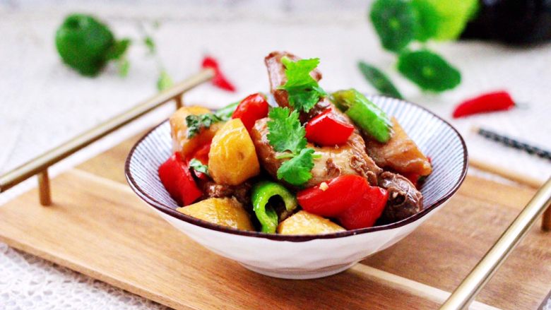 香辣土豆双椒鸡脖,香辣可口的土豆双椒鸡脖出锅咯,好吃到哭,搭配上一瓶啤酒爽歪歪。