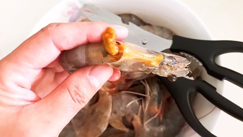 干锅基围虾,虾脑含铅量较大,挤出丢掉