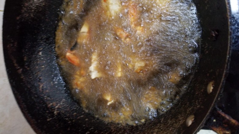 避风塘炒蟹,油烧热,下锅炸