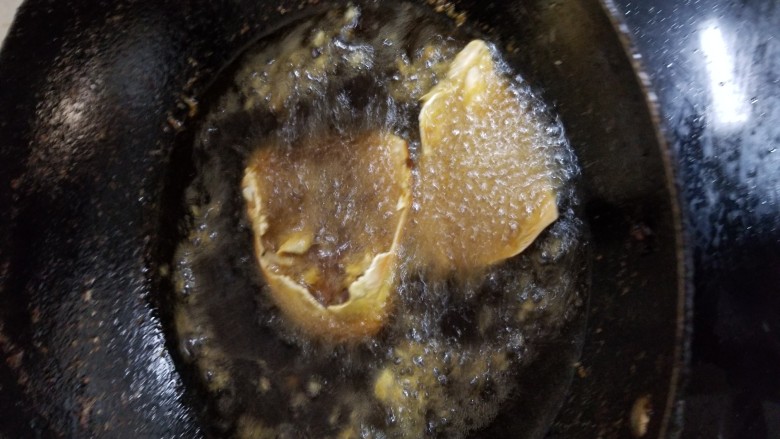 避风塘炒蟹,捞出后,炸蟹壳