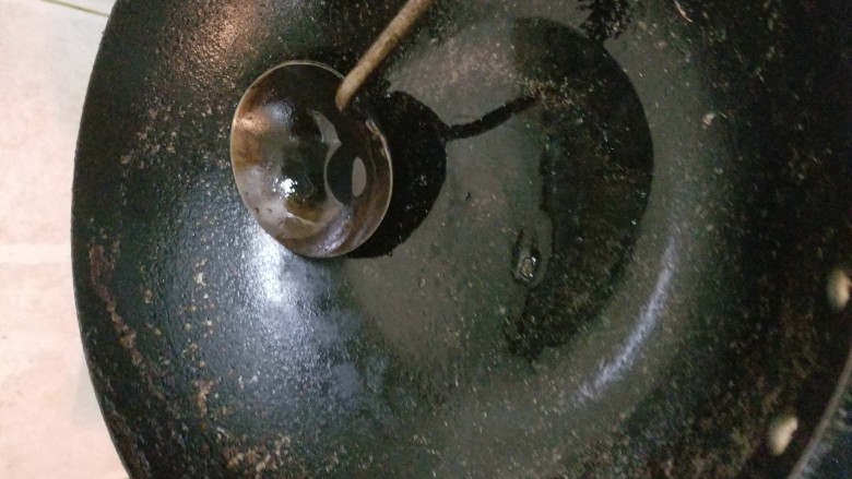 避风塘炒蟹,锅内放油