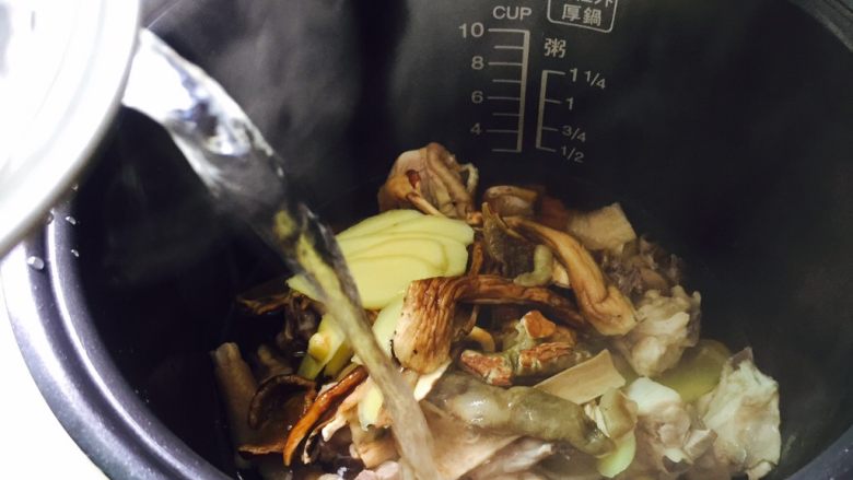 白牛肝菌土鸡汤,加入800ml热水