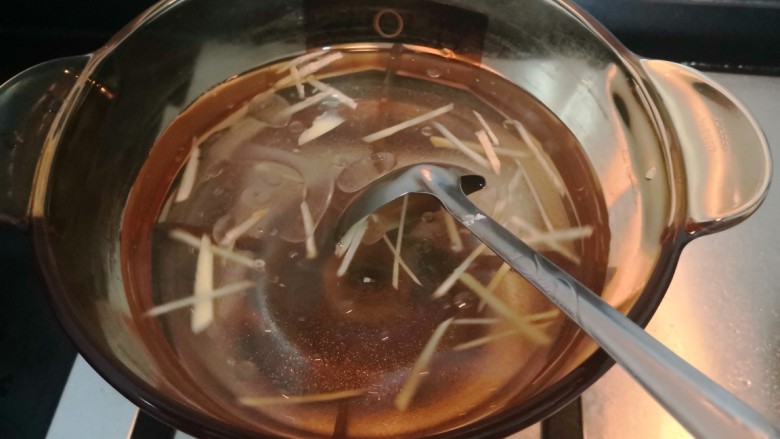 冬瓜花蛤汤,用勺子,搅拌均匀