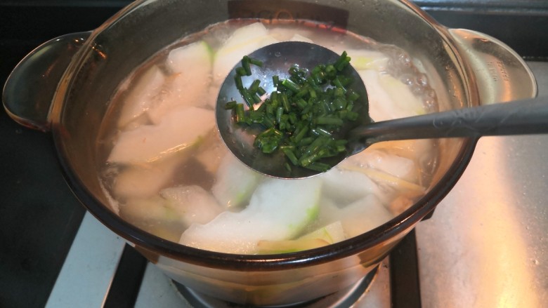 冬瓜花蛤汤,时间到,放入小葱增香