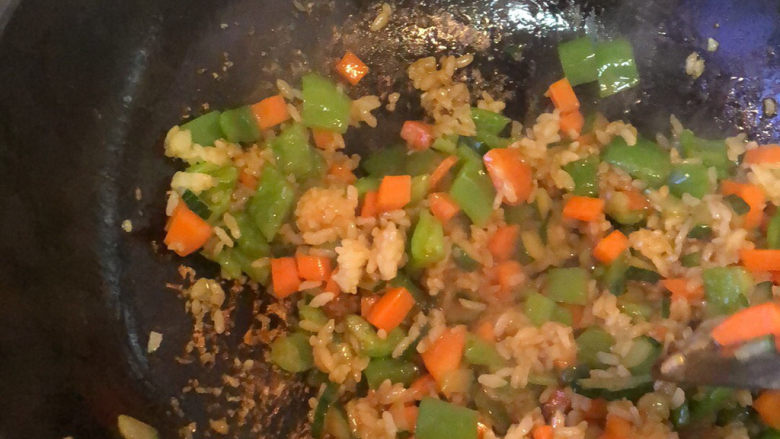 剩饭的完美逆袭,加入米饭🍚，这步有点糊底啦、放盐和<a style='color:red;display:inline-block;' href='/shicai/ 692'>酱油</a>