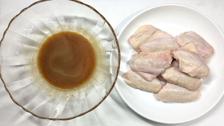 宝宝喜欢吃的食谱,来看看你会做吗?,35g烤肉料加35g清水混合,鸡翅洗干净后用厨房纸拭干