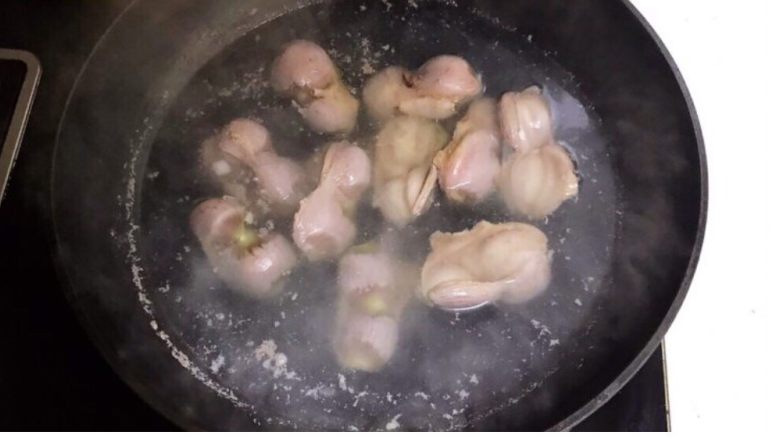 酸辣鸡胗,鸡胗冷水下锅,水开后焯水5分钟