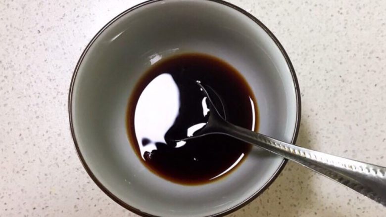 酸辣鸡胗,调制碗汁:碗里加入陈醋