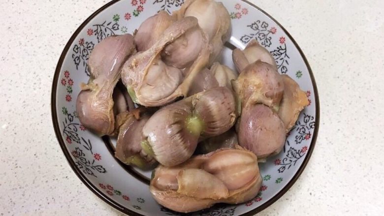 酸辣鸡胗,把焯好的鸡胗捞出来,用温水清洗干净
