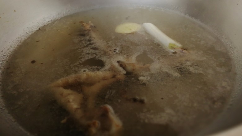 鸡汤馄饨,煮开盖上锅盖,小火煮20分钟。