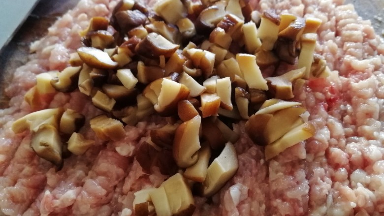鸡汤馄饨,准备馄饨馅:鸡腿肉和<a style='color:red;display:inline-block;' href='/shicai/ 230'>香菇</a>剁碎。