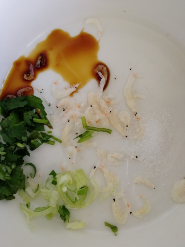 鸡汤馄饨,大碗里面调一下味:少许<a style='color:red;display:inline-block;' href='/shicai/ 288'>虾皮</a>,适量盐,半小勺生抽,少许葱花和香菜末。