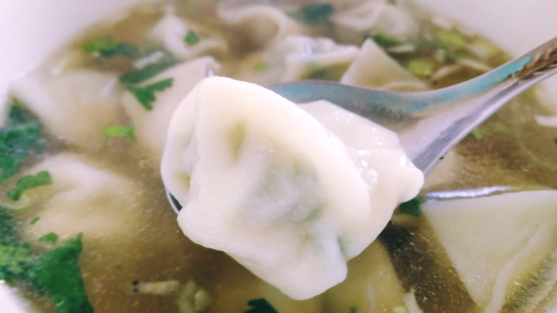 鸡汤馄饨,盛上两大勺之前煮好的鸡汤,再捞十个馄饨,一碗汤鲜肉美的鸡汤馄饨就好了。