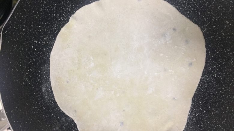 蛋烧火腿块,锅中不放油,把手抓薄饼放入锅中