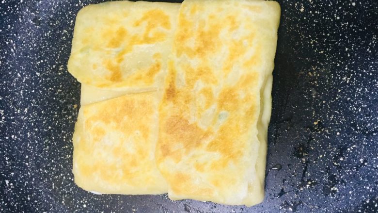 蛋烧火腿块,翻面,这时候金黄色