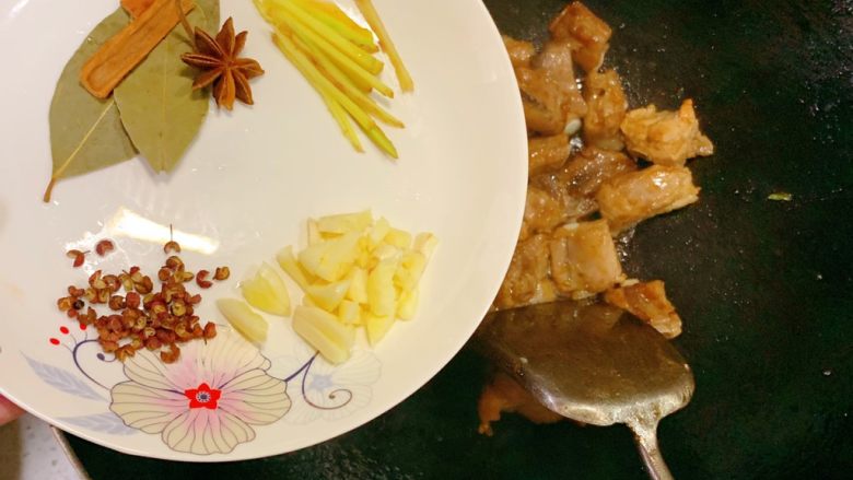 排骨烧土豆,排骨上色后下香料,姜蒜干花椒干辣椒