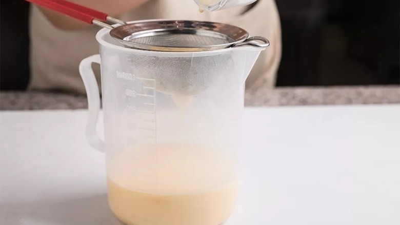 脏脏蛋挞,过筛两遍,装入量杯备用