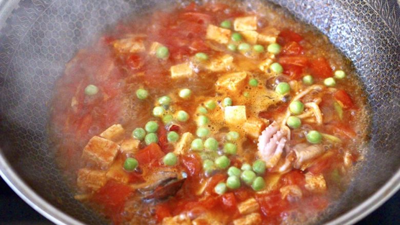 鲍鱼番茄海鲜豆腐浓汤,加入<a style='color:red;display:inline-block;' href='/shicai/ 456'>青豆</a>,大火煮1分钟左右。
