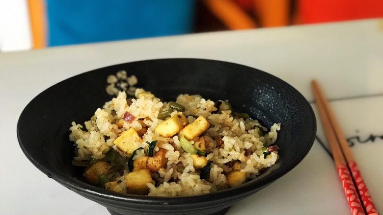 酸豆角炒饭,这道炒饭可以随意添加自己喜欢的蔬菜炒在里面,但是,为了身体健康,不要放太多盐哦!酸豆角已经够咸的了~