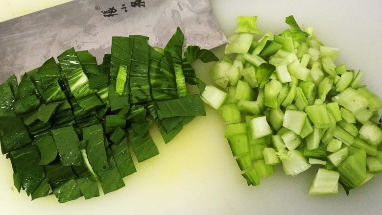 酸豆角炒饭,油菜的菜梗切丁,菜叶切宽条备用;