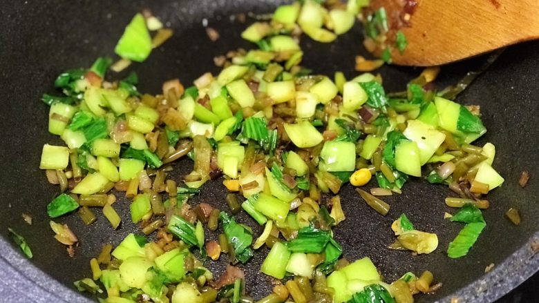 酸豆角炒饭,蔬菜翻炒均匀的状态;