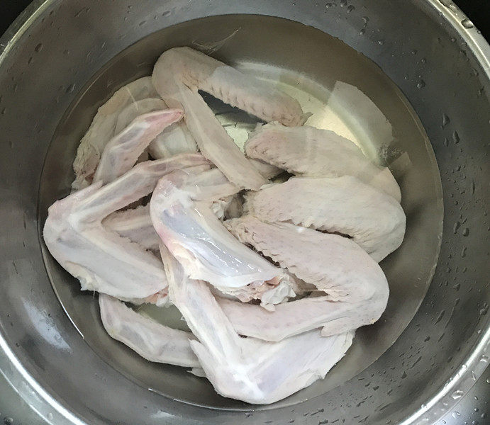 毛豆烧鸭翅,鸭翅清净后放清水中浸泡10分钟泡出血污,然后从弯节处剁开,留翅中;翅尖另做它用
