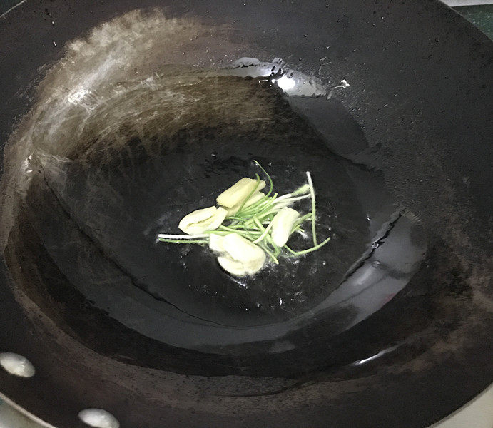 毛豆烧鸭翅,炒锅烧热加食用油,下入备好的葱姜蒜,煸出香味