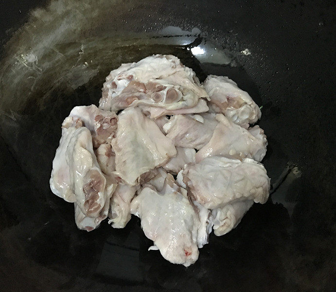 毛豆烧鸭翅,倒入鸭翅中