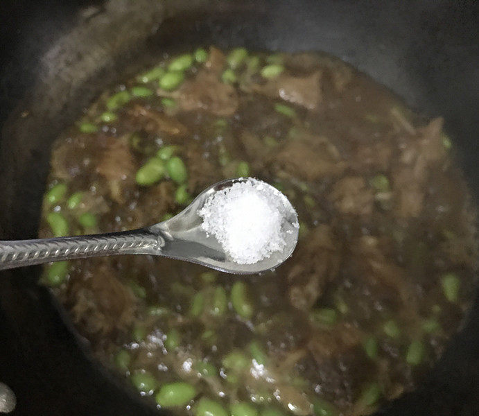 毛豆烧鸭翅,待毛豆烧制自家喜欢的熟烂口感时,视咸淡补充少许的盐
