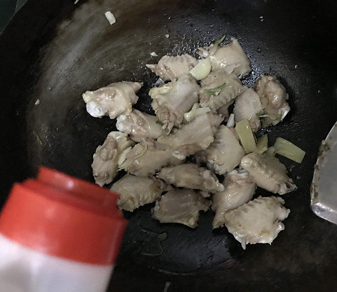 毛豆烧鸭翅,大火煸炒至鸭翅微微起焦变色后,滴入适量<a style='color:red;display:inline-block;' href='/shicai/ 718'>料酒</a>,去腥增香