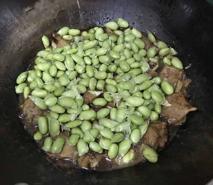 毛豆烧鸭翅,然后倒入<a style='color:red;display:inline-block;' href='/shicai/ 7821'>毛豆米</a>,开锅烧制3~5分钟,这样做出来的毛豆颜色翠绿口感也好