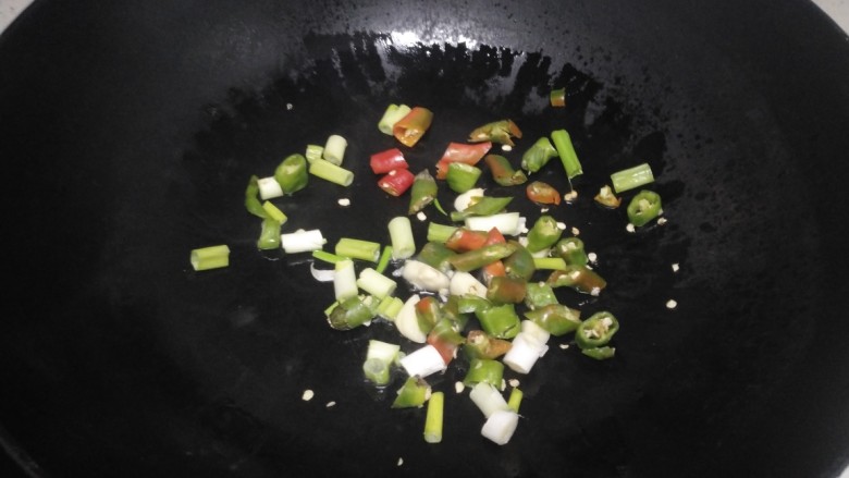 番茄炖牛腩,锅中放入适量油,炒香葱、蒜、辣椒
