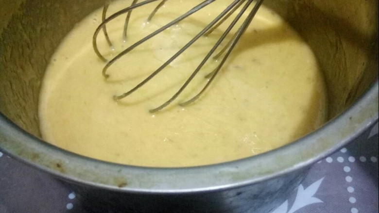 果香松饼,盆中加入蛋黄、<a style='color:red;display:inline-block;' href='/shicai/ 140122'>玉米油</a>和<a style='color:red;display:inline-block;' href='/shicai/ 893'>炼乳</a>打散。