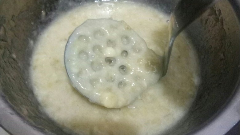 果香松饼,<a style='color:red;display:inline-block;' href='/shicai/ 610'>香蕉</a>用压泥器打成茸。