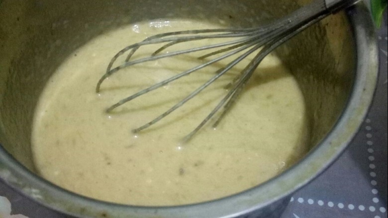 果香松饼,放入盆中拌匀。