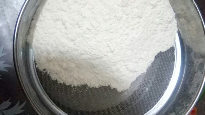 果香松饼,筛入<a style='color:red;display:inline-block;' href='/shicai/ 548'>低筋面粉</a>。