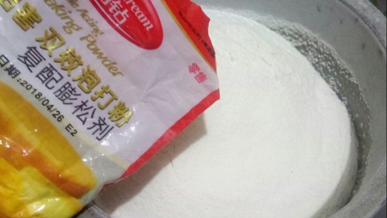 果香松饼,加入<a style='color:red;display:inline-block;' href='/shicai/ 702'>泡打粉</a>。