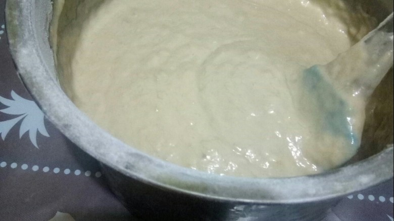 果香松饼,用刮刀拌匀。