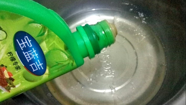 果香松饼,蛋白加入<a style='color:red;display:inline-block;' href='/shicai/ 919'>柠檬汁</a>。