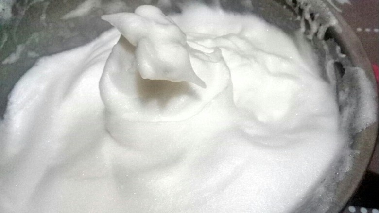 果香松饼,用打蛋器打成如图样。